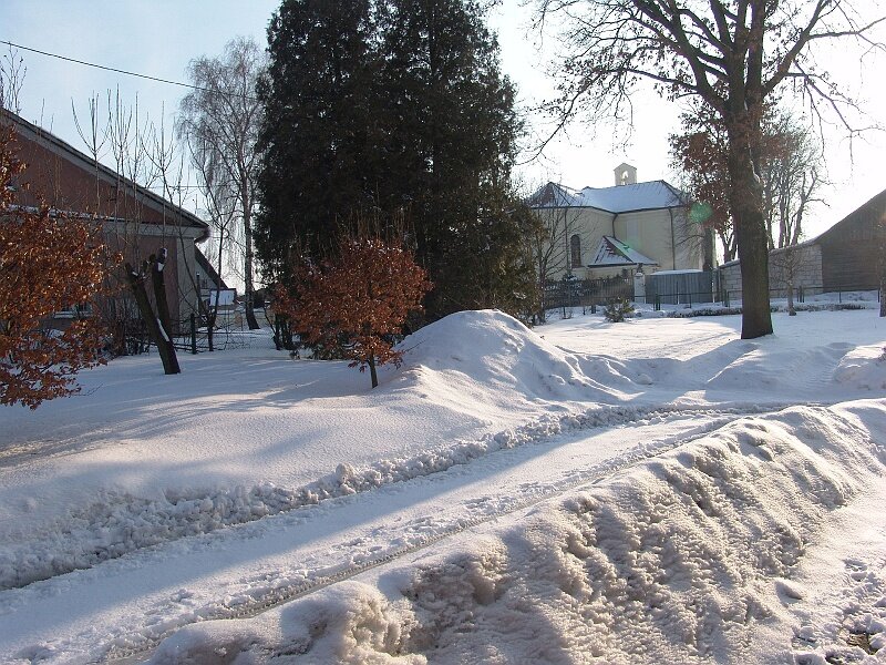 16.jpg - Widok od strony budynku Przychodni w Grabowcu