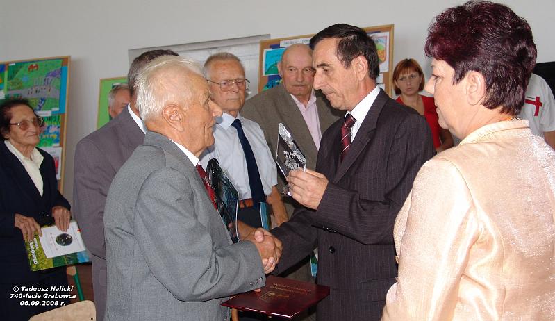02.jpg - Zdzisław Koszel - wójt, wręcza Wacławowi Jaroszyńskiemu pamiątkową statuetkę.