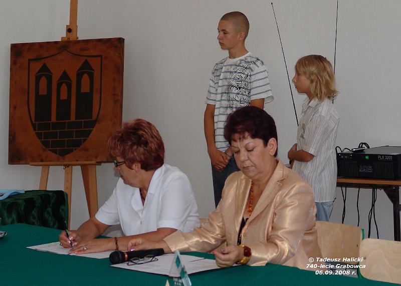 08.jpg - Od prawej: Jadwiga Pijajko - przewodniczący Rady Gminy Grabowiec, Teresa Wilczyńska - inspektor ds obsługi rady gminy w Urzędzie Gminy Grabowiec
