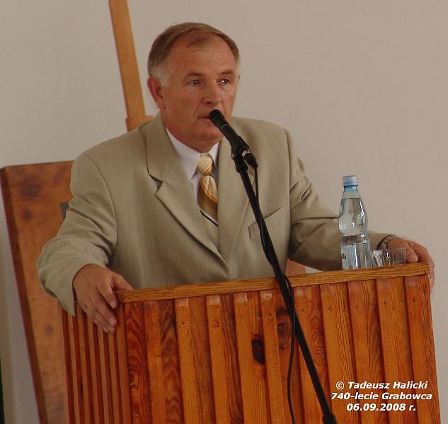 46.jpg - Stanisław Senkowski - przewodniczący Stowarzyszenia Absolwentów i Przyjaciół Zespołu Ponadgimnazjalnych w Grabowcu - wnioskował o zmianę patrona szkoły.