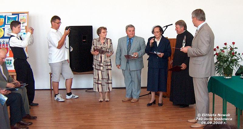 54.jpg - Wyrżnieni, od lewej: Emilia Kołtun - emertowana nauczycielka, założycielka Regionalnej Izby Pamięci w Grabowcu, Ryszard Stanibuła - były poseł, lek. med. Regina Boczkowska- były kierownik Ośrodka Zdrowia w Grabowcu, ks. Stanisław Budzyński - aktualny proboszcz miejscowej parafii i Henryk Matej - Starosta Zamojski