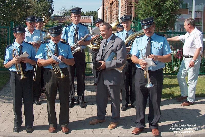 59.jpg - Orkiestra  dęta z grabowieckiego domu kultury i Mieczysław Kulik pierwszy dyrektor GOK w Grabowcu w latach 80-tych.