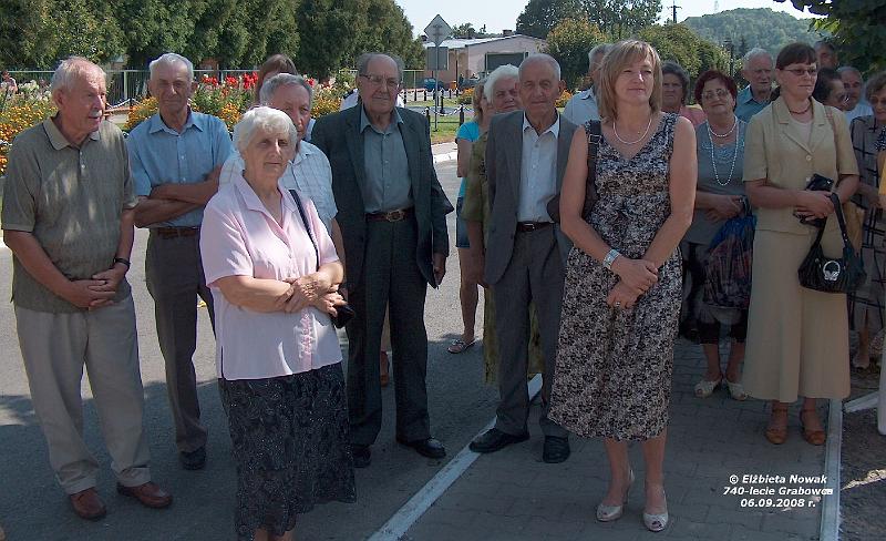 62.jpg - Nieliczna grupa mieszkańców Grabowca