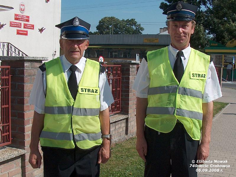 64.jpg - Bogusław Greniuk - komendant Gminny Ochotniczych Straży Pżarnych w Grabowcu i Adam Telega - naczelnik OSP Cieszyn. Odpowiedzialni za kierowanie ruchem drogowym podczas uroczystości przy pomniku 700-lecia