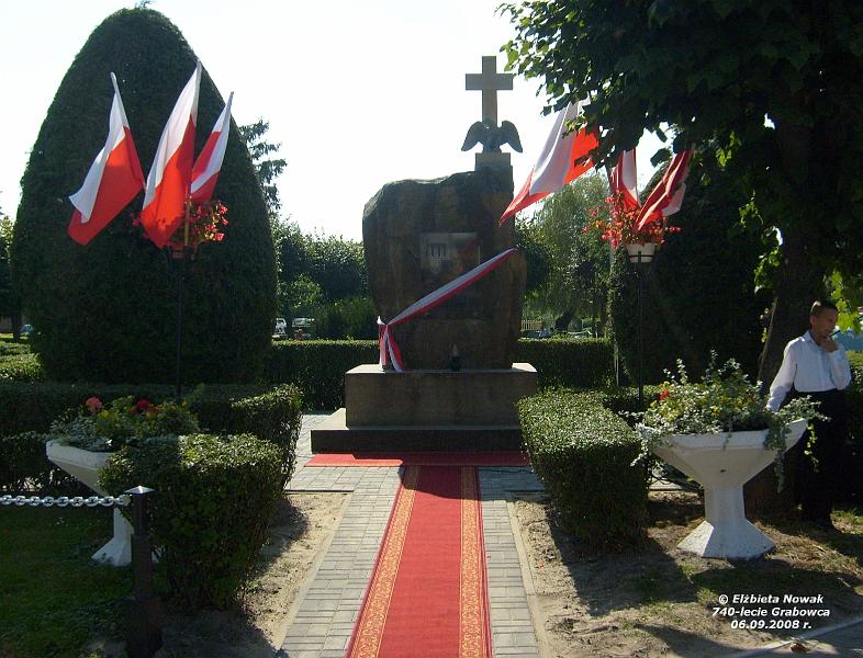 72.jpg - Na godzinę przed uroczystym odsłonięciem nowej tablicy pamiątkowej