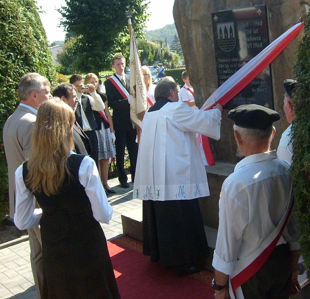 74.jpg - Odsłonięcie nowej tablicy pamiątkowej z okazji 740-lecia Grabowca. Wstęgę przecina ks. Stanisław Budzyński - proboszcz miejscowej parafii.