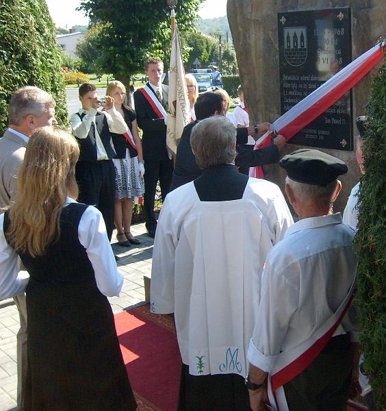 75.jpg - Odsłonięcie nowej tablicy pamiątkowej z okazji 740-lecia Grabowca. Wstęgę przecina Zdzisław Koszel - wójt Gminy Grabowiec