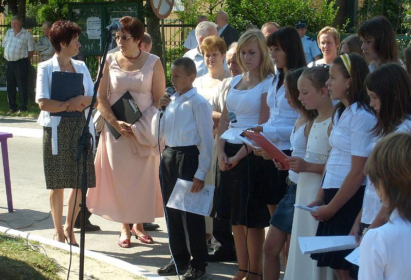 77.jpg - Występy młodzieży szkolnej pod kierunkiem Elżbiety Widyma i Edwarda Kanikuły